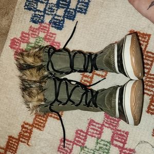 SOREL JOAN OF ARTIC OLIVE SNOW BOOT size 7